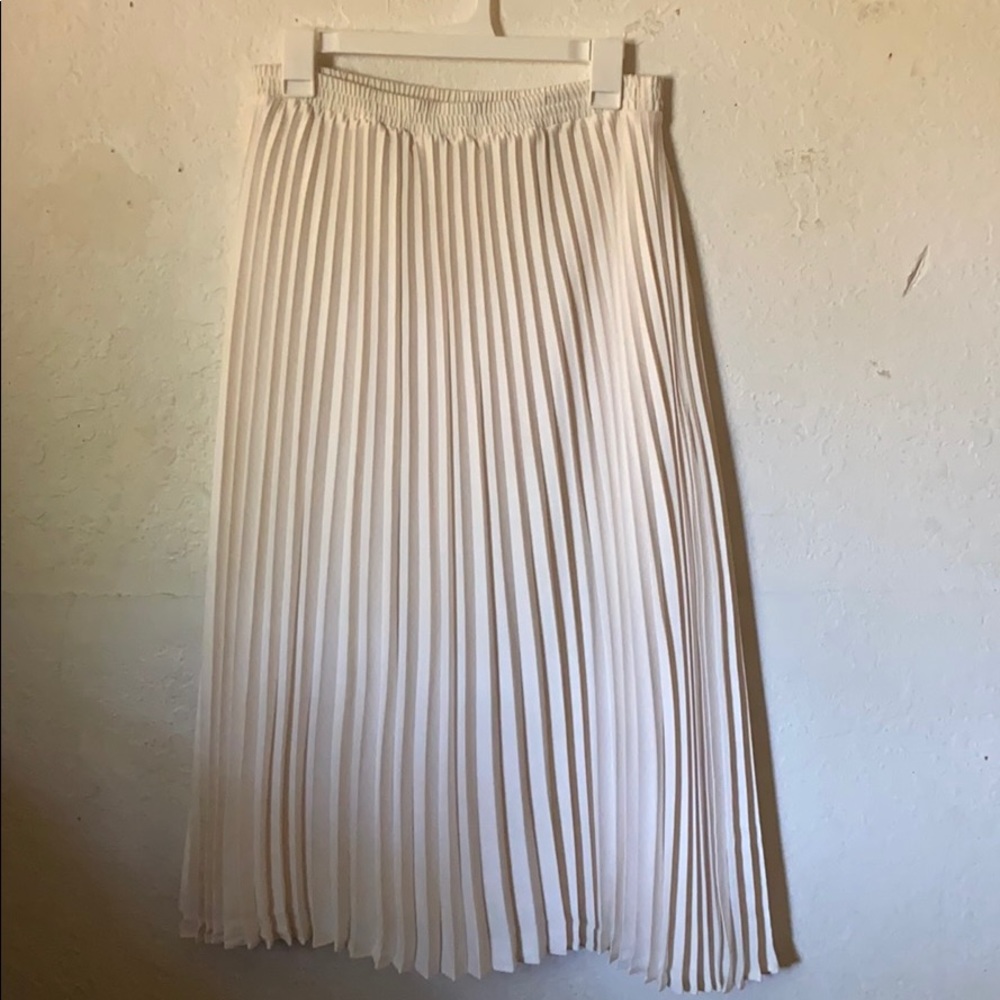 White midi skirt🤍🤍🤍🤍Perfect condition😍😍